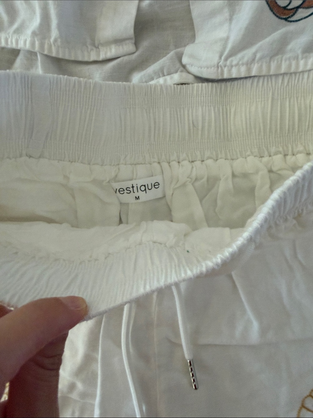 vestique White Shell-Embroidery Two-Piece Set - Picture 4 of 6